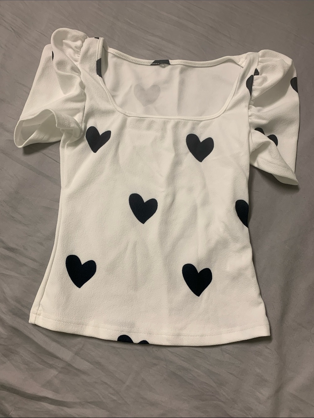 Women’s White Heart Print Puff Sleeve Top